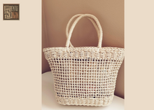 Load image into Gallery viewer, NATURAL WOVEN STRAW HANDBAG IN CREAMY WHITE