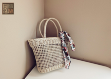 Load image into Gallery viewer, NATURAL WOVEN STRAW HANDBAG IN CREAMY WHITE