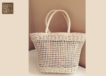 Load image into Gallery viewer, NATURAL WOVEN STRAW HANDBAG IN CREAMY WHITE
